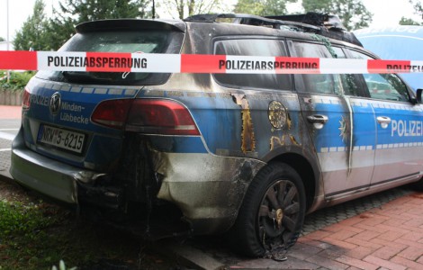 Streifenwagen direkt vor der Polizeiwache angezündet